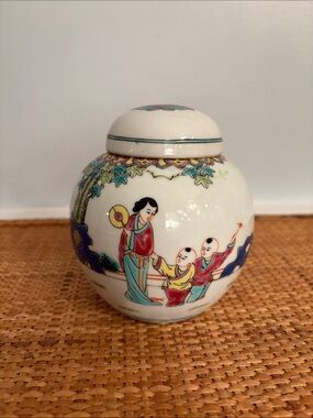 Vintage Famille Rose Porcelain Decorative Ginger Jar w/Multicolor Figural Design